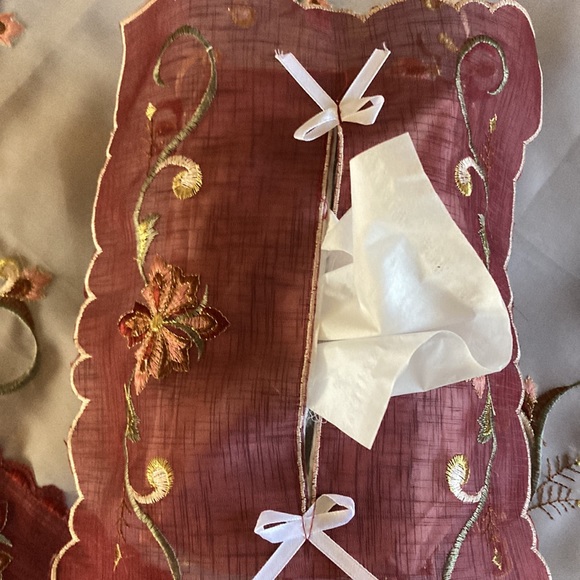 NWOT Square Shape Embroidered Table Topper with Matching Tissue Box Cover - Picture 9 of 9